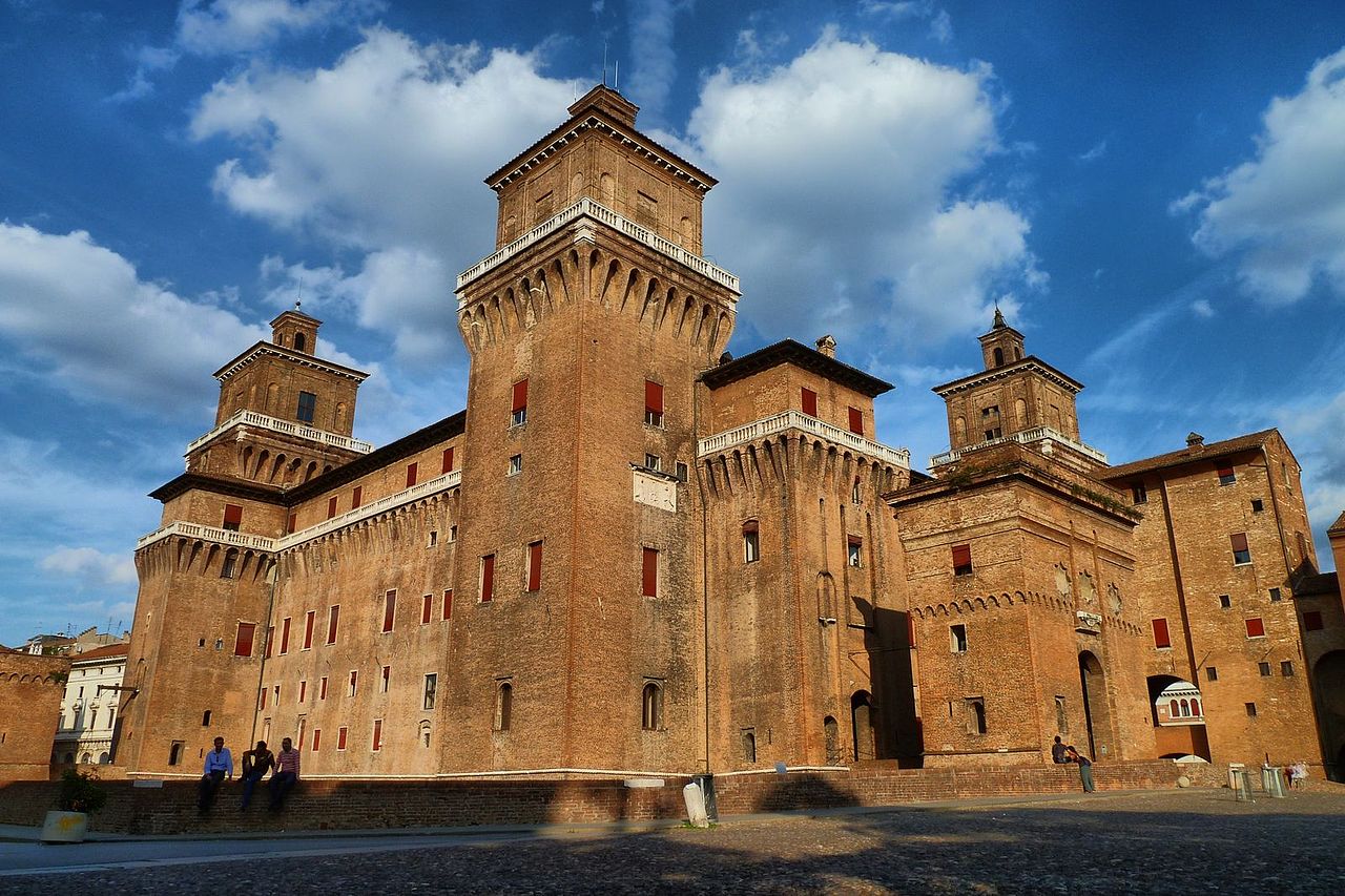 auto blu Ferrara castello Estensi